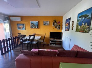 Leilighet (Two Bedroom Apartment with Terrace) | Oppholdsrom | En 25-tommers Flatskjerm-TV med kabel-kanaler samt DVD-spiller