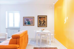 Comfort Apartment, River View | Ruang tamu | 40 inci televisyen skrin rata dengan digital, TV 