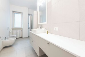 Comfort-Apartment, Flussblick | Badezimmer | Bidet