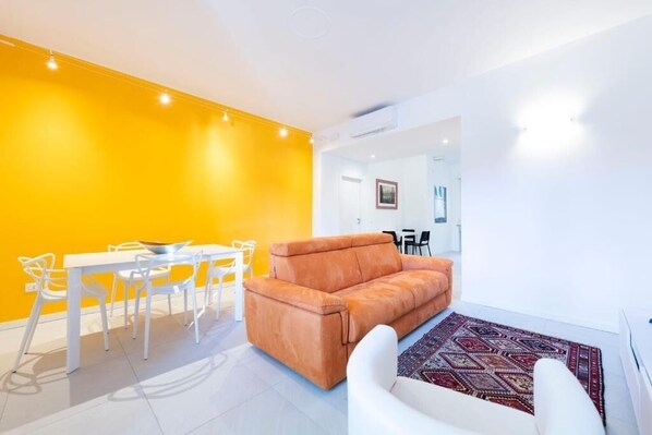 Comfort-Apartment, Flussblick | Wohnbereich | 40-Zoll-Flachbildfernseher mit Digitalempfang, Fernseher