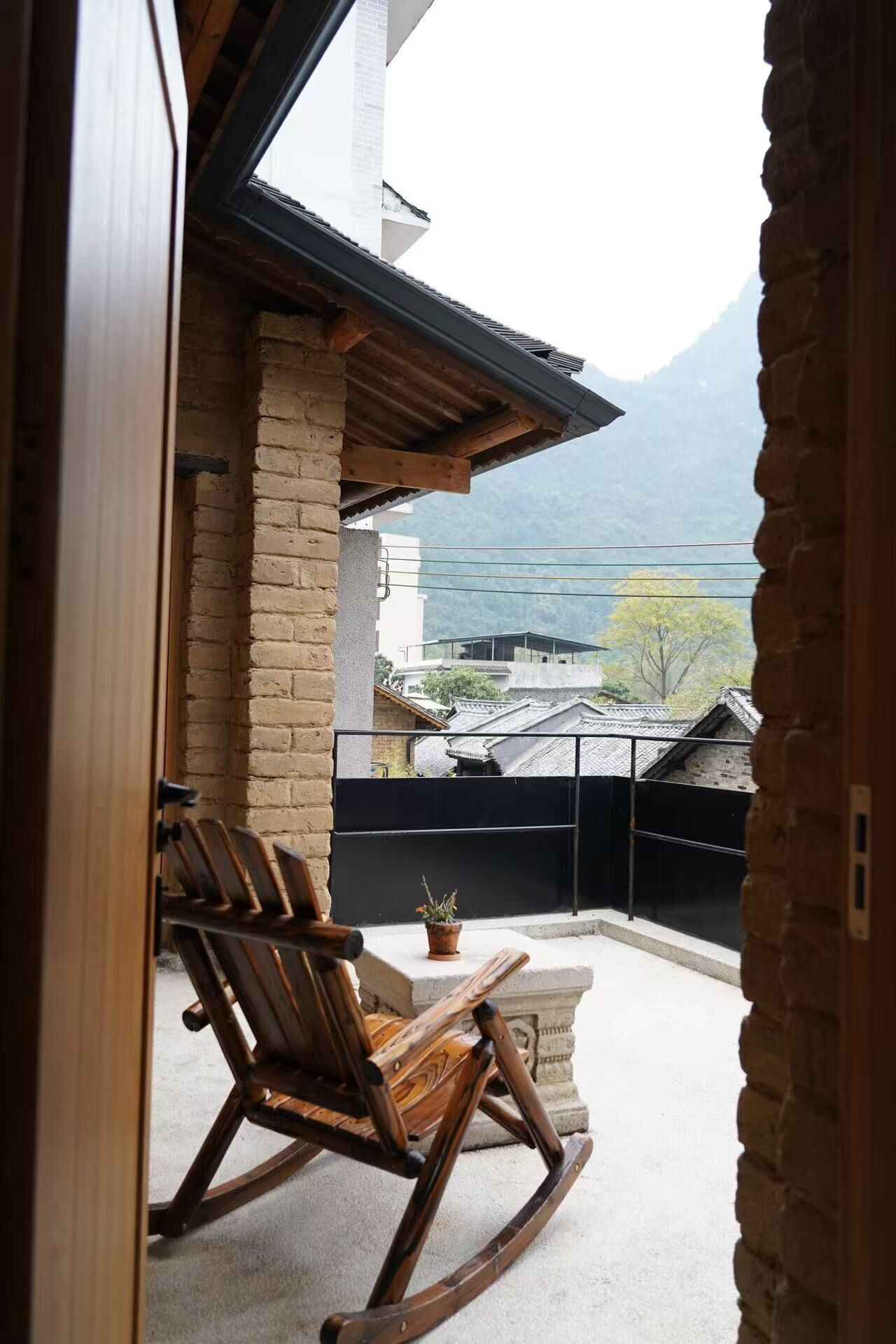 コンフォート ダブルルーム マウンテンビュー | 遮光カーテン、アイロン / アイロン台、WiFi (無料)、ベッドシーツ