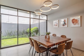 Ferienhaus, 5 Schlafzimmer, Raucher, Balkon | Esszimmer