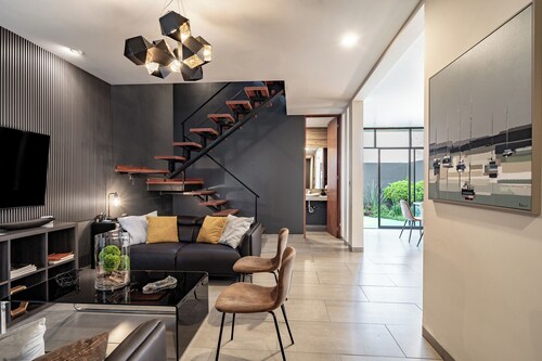 Luxurious 5-bedroom House With Air-conditioning & Private Rooftop in Juriquilla