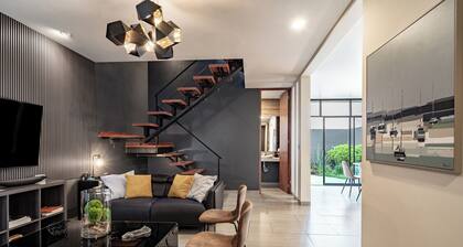 Luxurious 5-bedroom House With Air-conditioning & Private Rooftop in Juriquilla