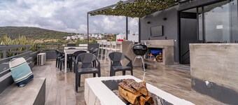 Luxurious 5-bedroom House With Air-conditioning & Private Rooftop in Juriquilla