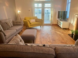 TV, books, offices - BraeView House • Spacious Family Home • Inverness (Inverness)