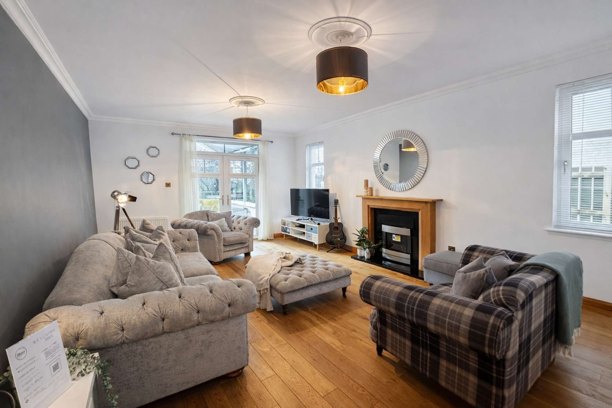 Televisión, libros y oficina 