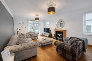 电视、书、办公室