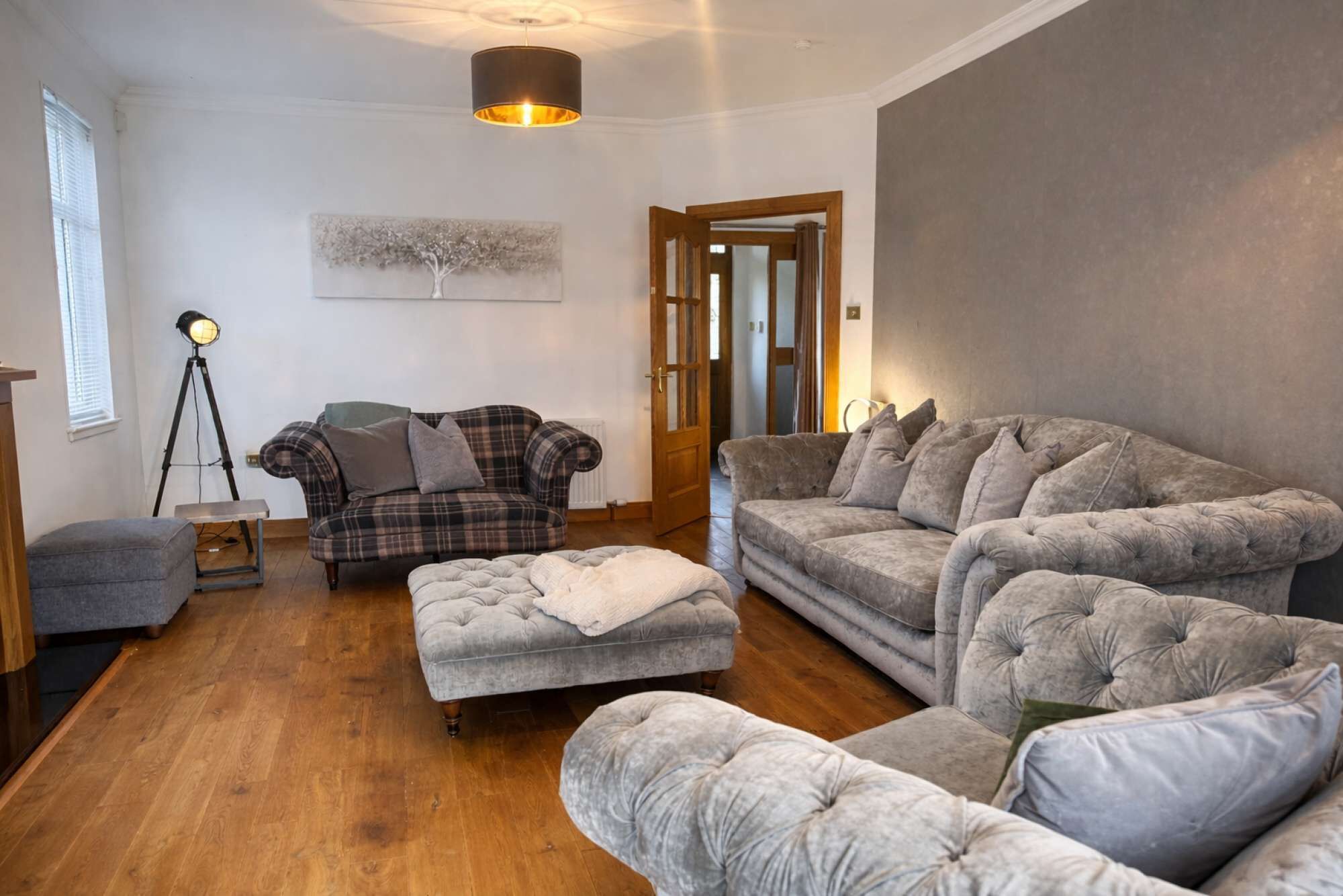 تلفزيون، كُتُب، مكتب