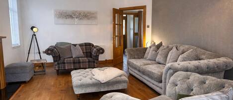 تلفزيون، كُتُب، مكتب