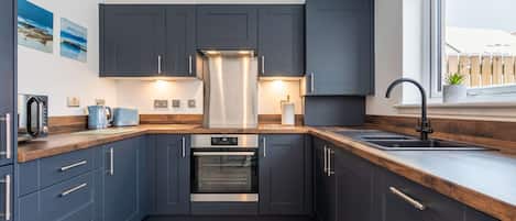 Four, plaque de cuisson, lave-vaisselle, grille-pain