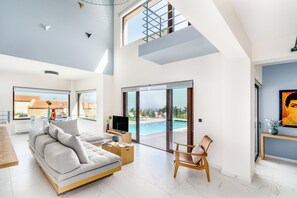 Superior-Villa, 4 Schlafzimmer, eigener Pool, Meerblick | Innenbereich