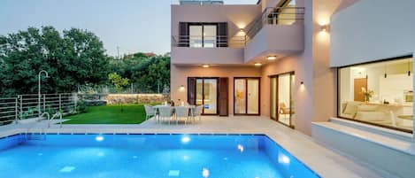Vila superior, 4 quartos, piscina particular, vista para o mar | 3 quartos, cofres nos quartos, individualmente decorados