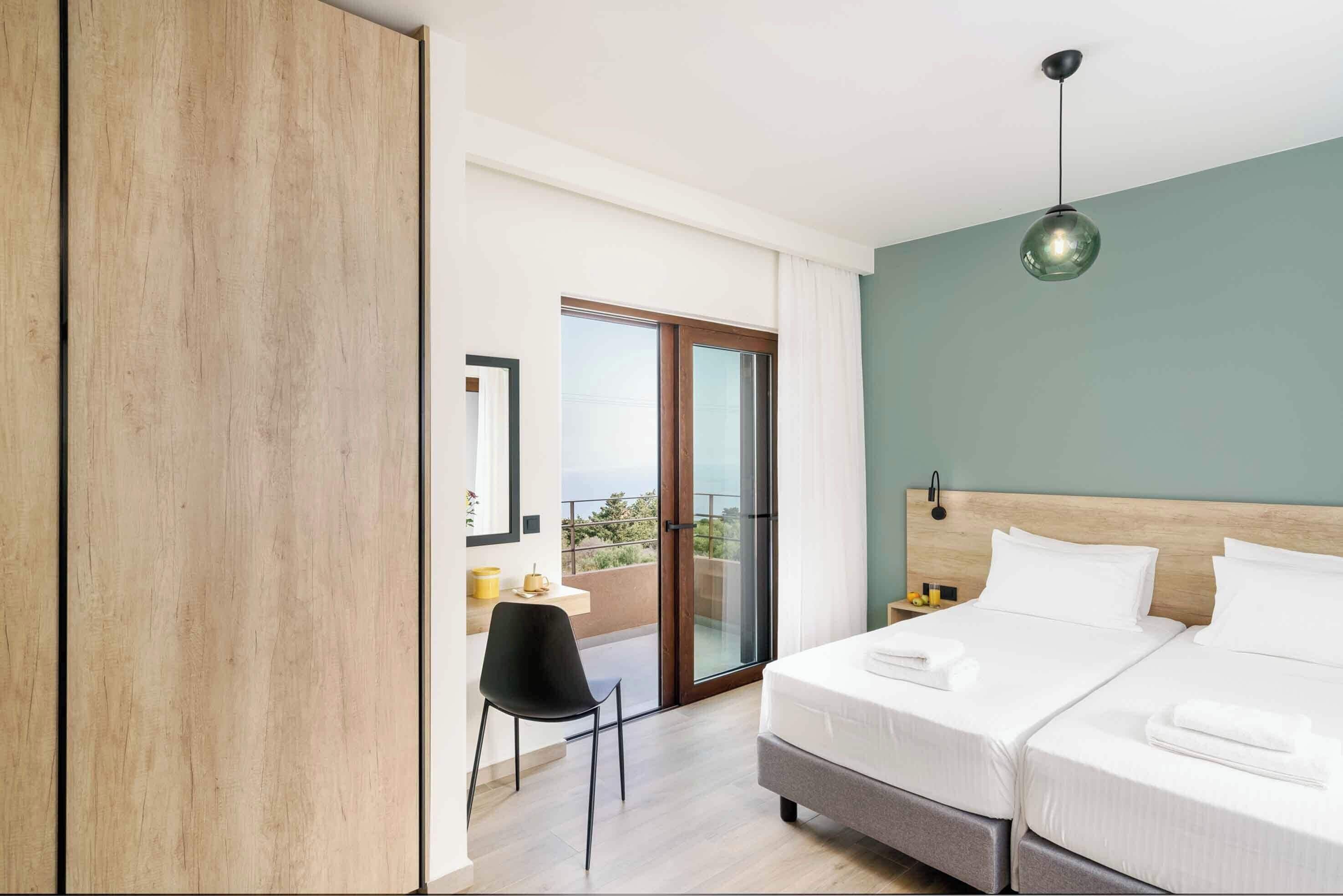 Una camera d'albergo con un letto, una scrivania e una sedia.