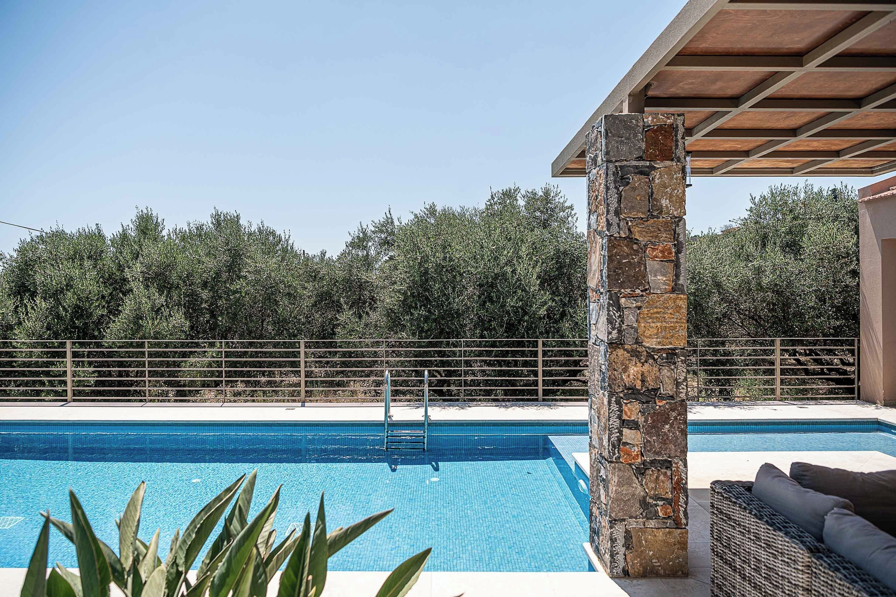 3 outdoor pools, pool umbrellas, pool loungers