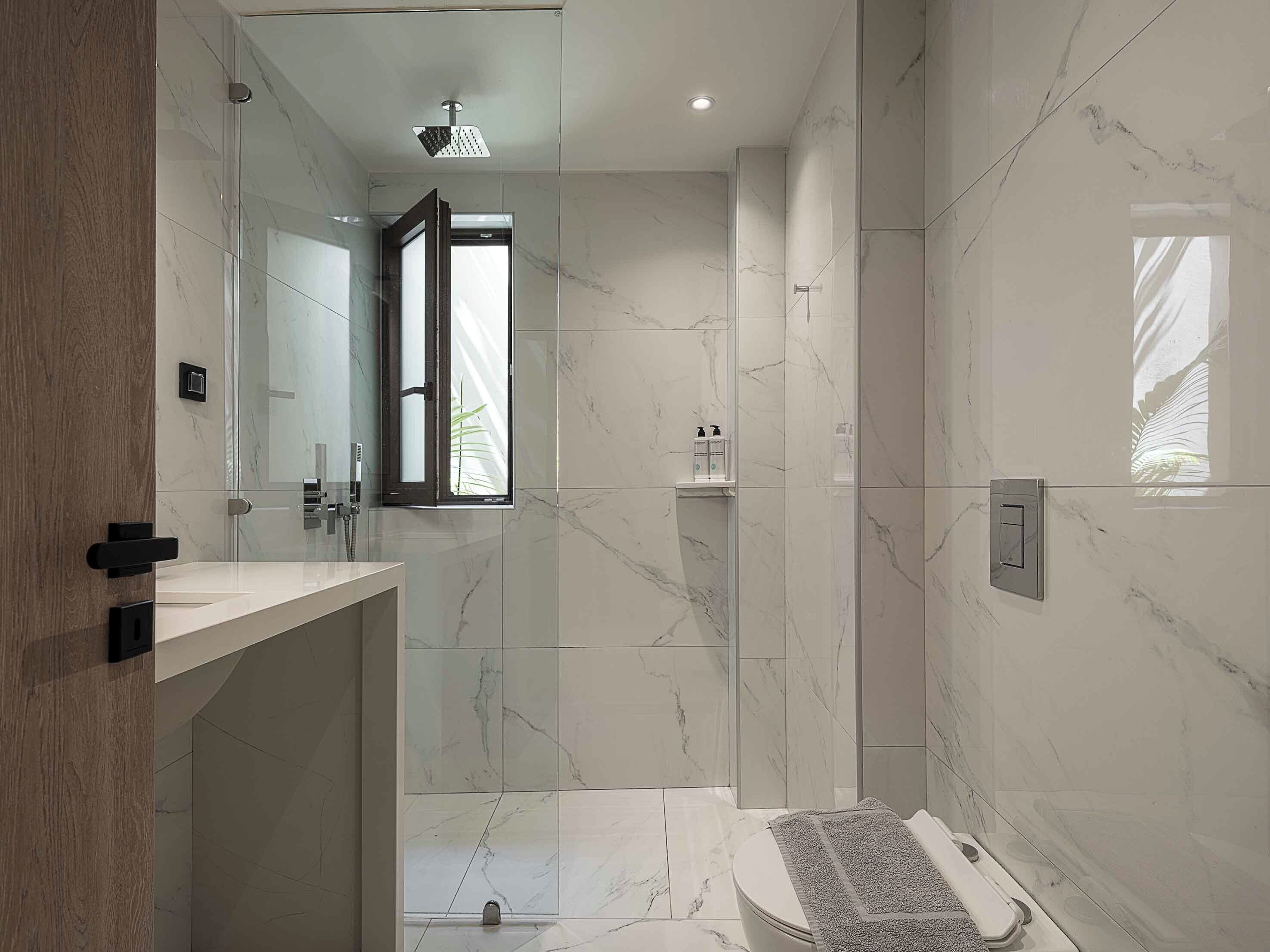 Un bagno moderno con doccia, WC e lavabo.