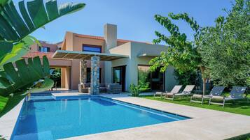3 outdoor pools, pool umbrellas, pool loungers