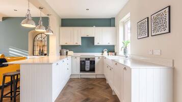 Jääkaappi, mikroaaltouuni, uuni, liesi