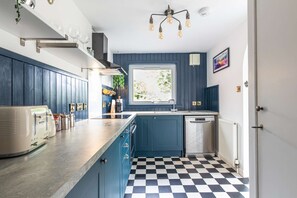 Mikrowelle, Herdplatte, Geschirrspüler