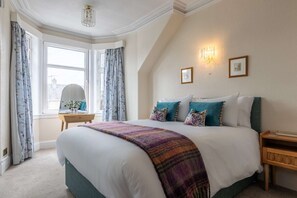 5 bedrooms, iron/ironing board, WiFi, bed sheets