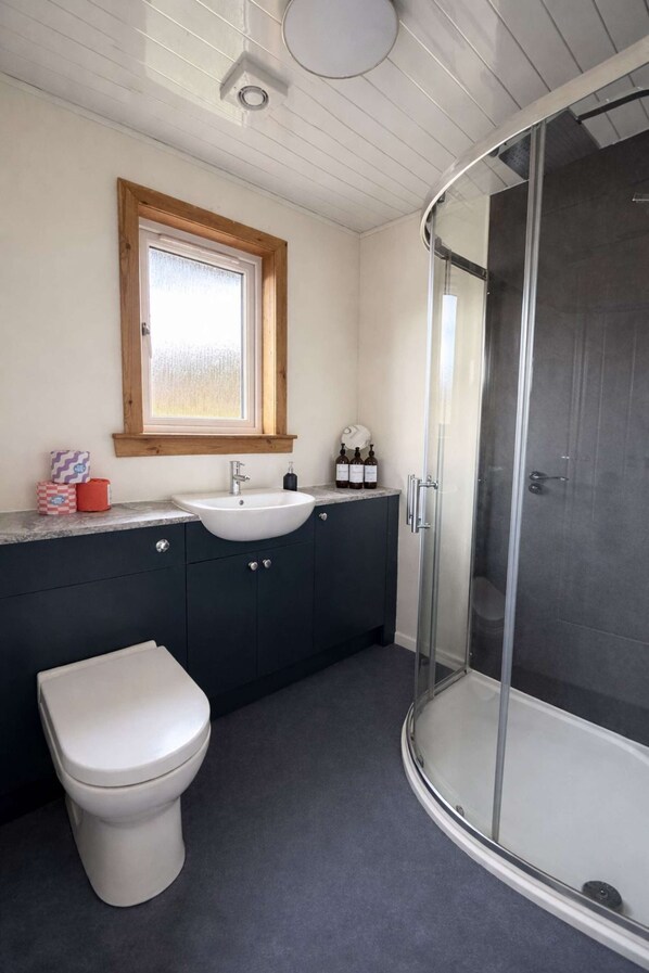 Douche, séchoir à cheveux, serviettes fournies