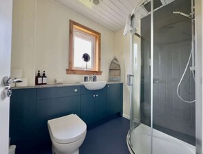 تجهيزات دش، مجففات شعر، مناشف، صابون