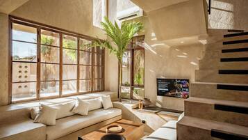 Villa – junior, terrasse, bassengutsikt | Oppholdsområde | En 55-tommers Flatskjerm-TV med kabel-kanaler