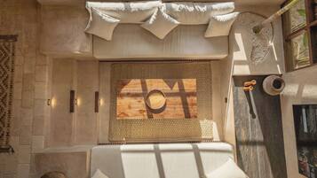 Villa – junior, terrasse, bassengutsikt | Oppholdsområde | En 55-tommers Flatskjerm-TV med kabel-kanaler