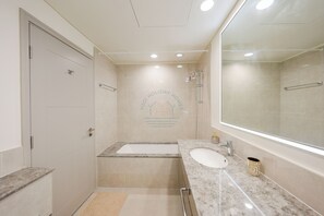 Deluxe-lejlighed - 2 soveværelser - byudsigt | Badeværelse | Gratis toiletartikler, hjemmesko, bidet, håndklæder