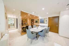 Deluxe Apartment, 2 Bedrooms, City View | Dining room