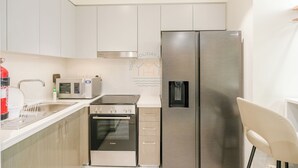 Deluxe Apartment, 2 Bedrooms, City View | Private kitchen
