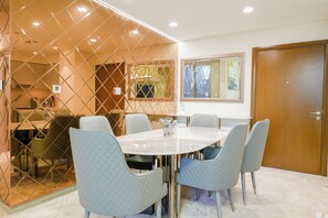 Appartement Deluxe, 2 chambres, vue sur la ville | Salle à manger
