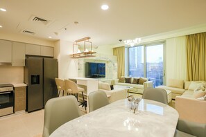 Appartement Deluxe, 2 chambres, vue ville | Coin séjour | Télévision à écran plat