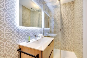 Appartement | Salle de bain | Séchoir à cheveux, serviettes fournies, shampooing