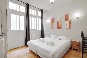1 habitación y espacio para trabajar con laptop