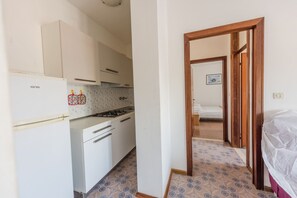 Réfrigérateur, surface de cuisson, vaisselle et ustensiles