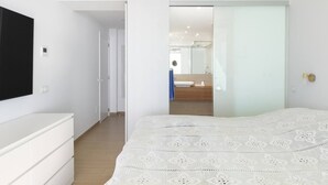 2 soverom, skrivebord, strykejern/-brett og wi-fi (inkludert)