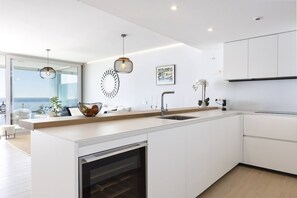 Coffee/tea maker, fridge, microwave, oven - Stunning Seafront Apartment in Carvajal Beach (Fuengirola)