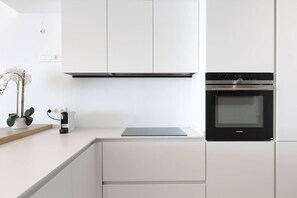 Coffee/tea maker, fridge, microwave, oven - Stunning Seafront Apartment in Carvajal Beach (Fuengirola)