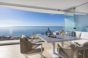 Outdoor dining - Stunning Seafront Apartment in Carvajal Beach (Fuengirola)