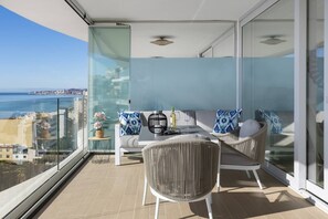 Outdoor dining - Stunning Seafront Apartment in Carvajal Beach (Fuengirola)