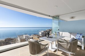 Outdoor dining - Stunning Seafront Apartment in Carvajal Beach (Fuengirola)
