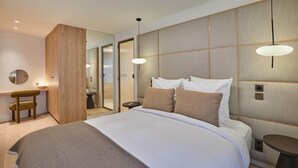 A modern hotel room with a large bed, bedside tables, a desk, and a mirror. - Sublime Apartment With AC - Louvre Palais-royal (Paris)