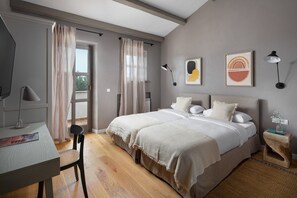 8 bedrooms, iron/ironing board, WiFi, bed sheets