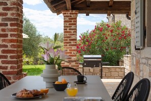 Outdoor dining - Rustic Villa Rubus & Sylbum with 2 pools, family, bbq, pets (Sveti Lovrec)