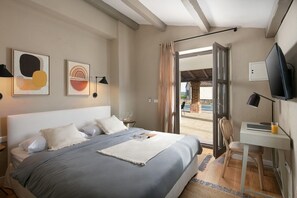 8 bedrooms, iron/ironing board, WiFi, bed sheets