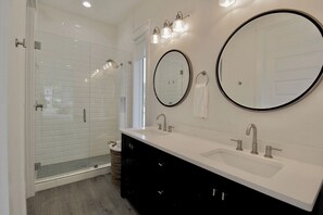 Dusche, Haartrockner, Handtücher