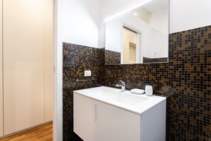 Tina de hidromasaje, secadora de cabello, bidet 