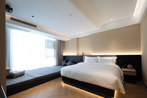 Tabla de planchar con plancha, wifi gratis y ropa de cama