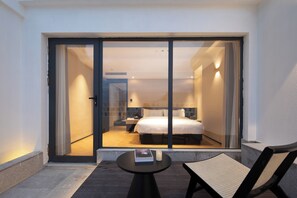 Tabla de planchar con plancha, wifi gratis y ropa de cama